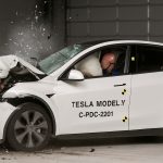 Tesla Model Y:n järkyttävä törmäyskokeen tulos herättää uutta keskustelua autonomisten autojen turvallisuudesta