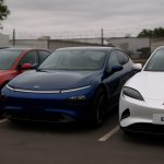 Teslas Elektriskā impērija saskaras ar spēcīgiem draudiem: Ķīniešu konkurenti BYD un XPeng pieaug, kad elektroauto kari saasinās 2025. gadā.